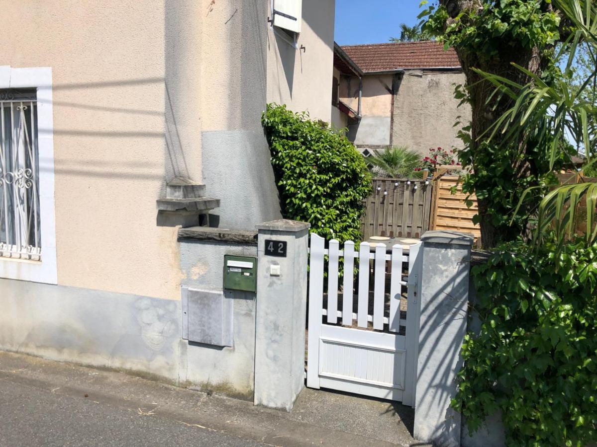 Petite Maison Avec Terrasse Jurancon Exterior photo